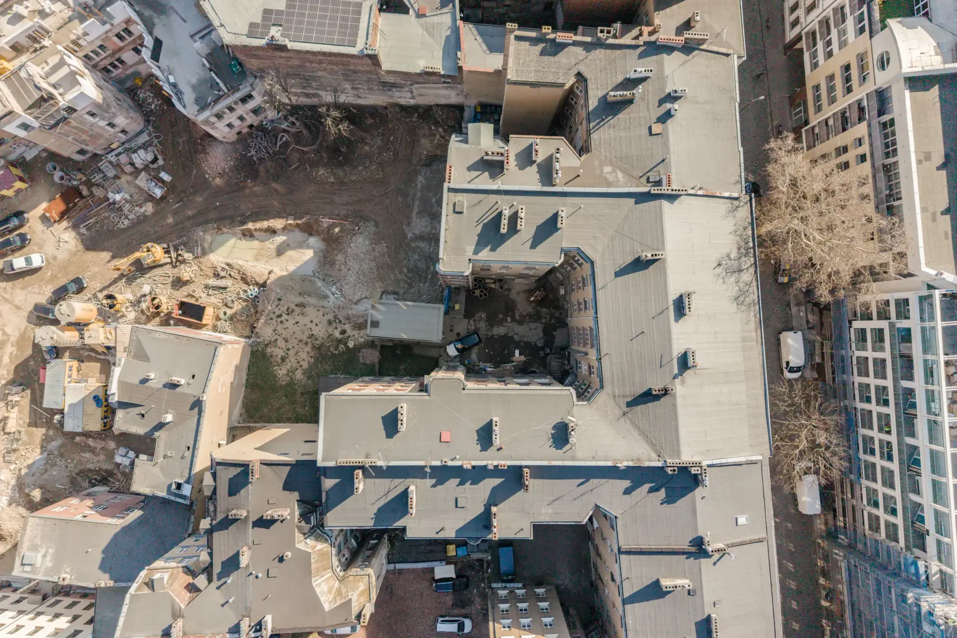 Panorama miasta z dachu kamienicy
